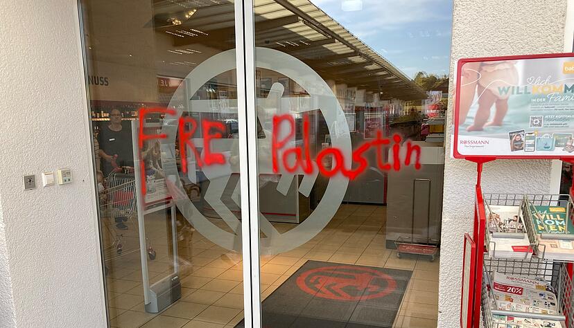 Schriftzug an der Glastüre eines Drogerie-Marktes in Möckmühl. Schriftzug an der Glastüre eines Drogerie-Marktes in Möckmühl.