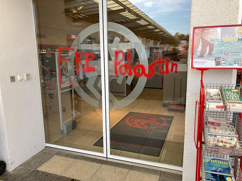 Schriftzug an der Glastüre eines Drogerie-Marktes in Möckmühl.