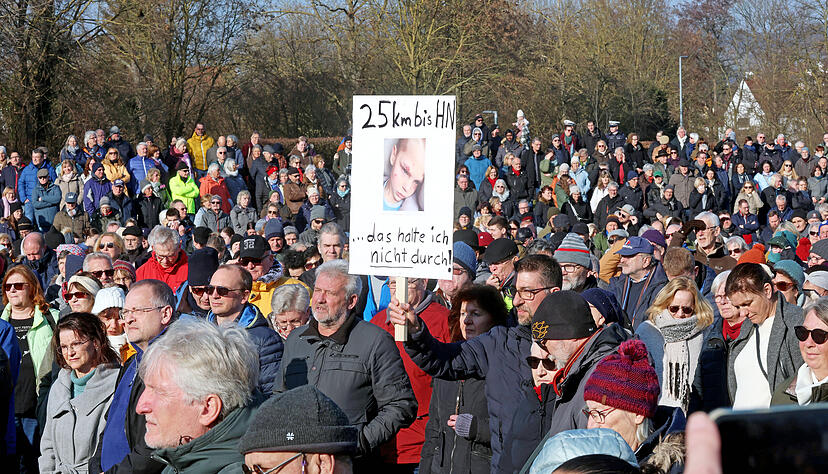 Die Kassen&auml;rztliche Vereinigung schlie&szlig;t 18 &auml;rztliche Bereitschaftspraxen im Land. Auch der Standort der Notfallpraxis in Brackenheim ist davon betroffen. Zahlreiche Menschen haben deshalb im Brackenheimer Wiesental neben dem B&uuml;rgerzentrum demonstriert.