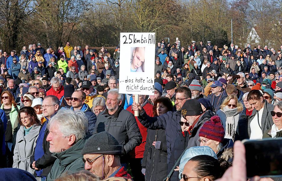 Die Kassen&auml;rztliche Vereinigung schlie&szlig;t 18 &auml;rztliche Bereitschaftspraxen im Land. Auch der Standort der Notfallpraxis in Brackenheim ist davon betroffen. Zahlreiche Menschen haben deshalb im Brackenheimer Wiesental neben dem B&uuml;rgerzentrum demonstriert.