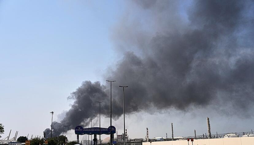 Rauch steigt auf nach iranischem Drohnenangriff im Hafengebiet von Dubai auf.