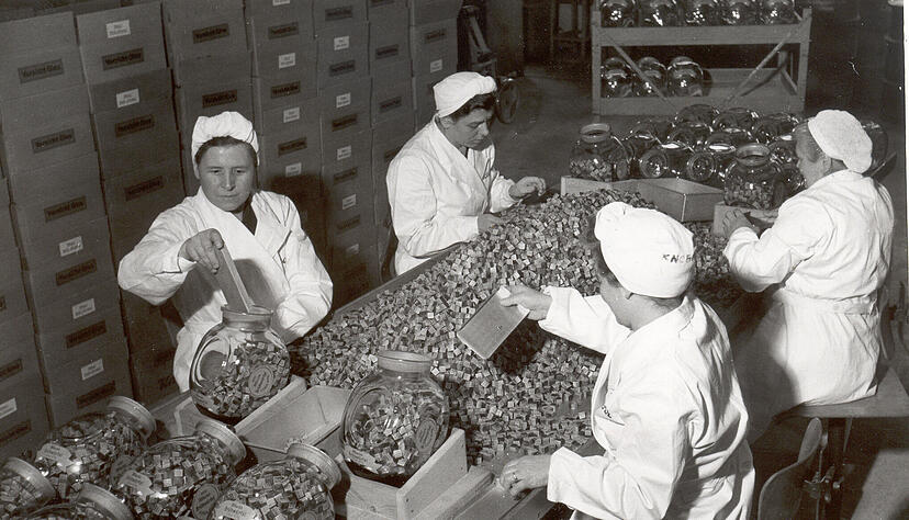 Suppenwürfel-Herstellung bei Knorr in den 1950er Jahren. Suppenwürfel-Herstellung bei Knorr in den 1950er Jahren.