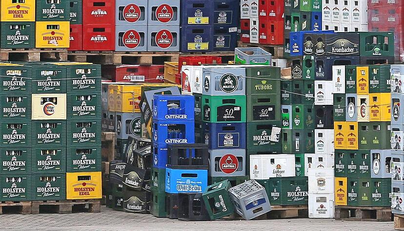 Im Sommer kaufen Kunden mehr Getränke ein als im Winter. Sie sammeln zu Hause leere Flaschen und Kisten. Das fehlende Leergut zwingt Getränkehersteller zu einer veränderten Produktion. Foto: dpa Im Sommer kaufen Kunden mehr Getränke ein als im Winter. Sie sammeln zu Hause leere Flaschen und Kisten. Das fehlende Leergut zwingt Getränkehersteller zu einer veränderten Produktion. Foto: dpa