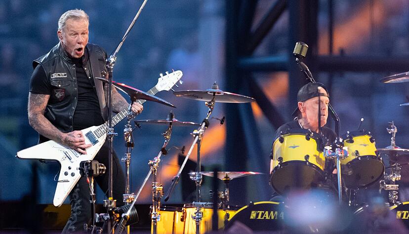 James Hetfield (l), S&auml;nger und Gitarrist, und Lars Ulrich, Schlagzeuger, von der US-Metal-Band Metallica stehen im M&uuml;nchner Olympiastadion auf der B&uuml;hne.