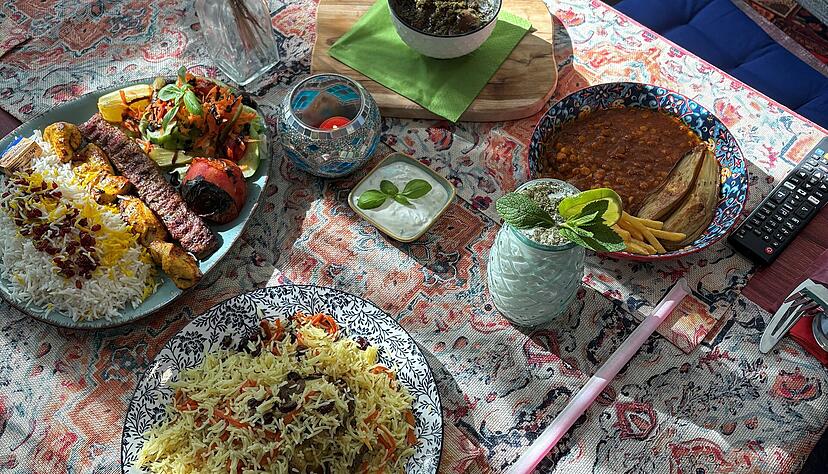Auf der Karte finden sich persische und afghanische Schmorgerichte, Fleischspie&szlig;e und traditionelle Getr&auml;nke wie Ayran.