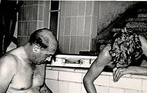 Feuchte Baustelle: Bademeister reparieren einen Wasserspeier-Löwenkopf. Feuchte Baustelle: Bademeister reparieren einen Wasserspeier-Löwenkopf.