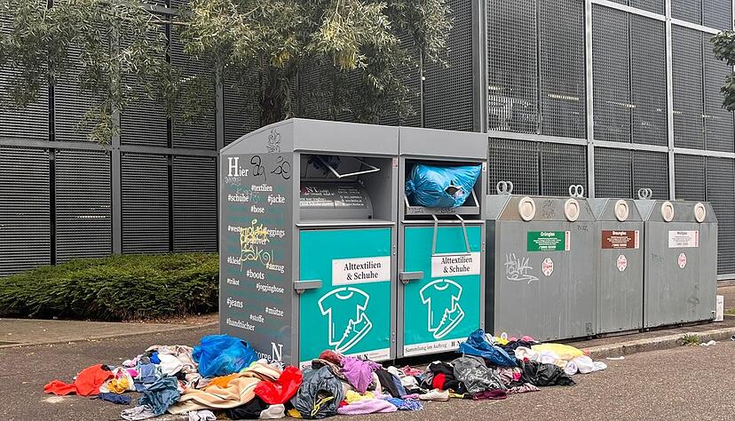 Altkleider-Container wie dieser in der Heilbronner Olgastraße quellen oft über. Mit der neuen EU-Verordnung könnte sich das Problem verstärken.