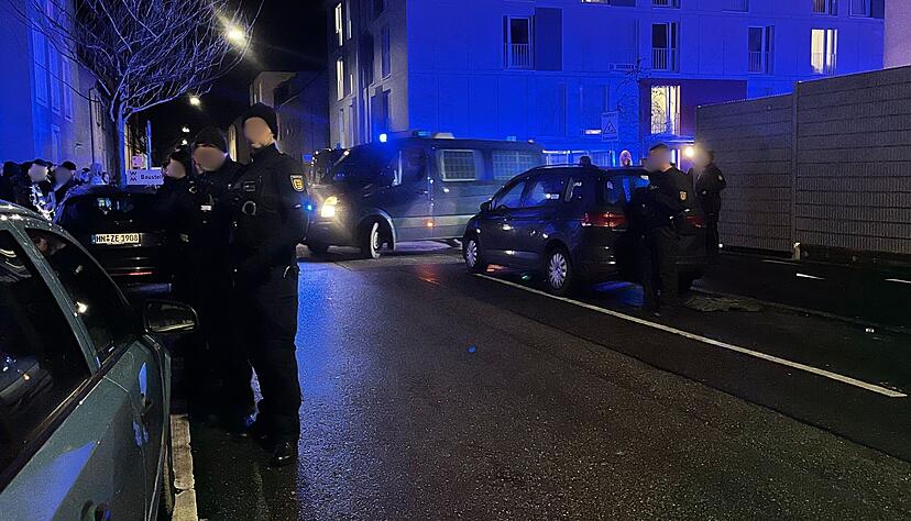 Beim Abtransport von Verurteilten kam es zu einer Ansammlung mehrere Dutzend Menschen. Die Polizei war mit 28 Beamten im Einsatz. Foto: Stefanie Schneide