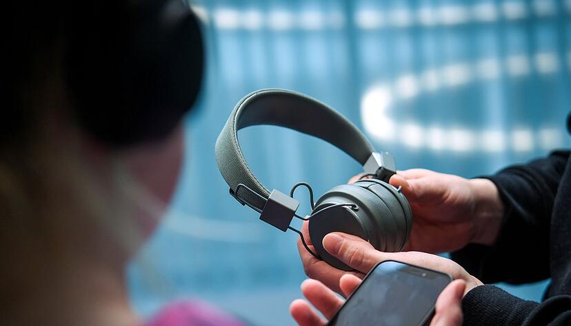 Kein Kabel mehr nötig: Mit zwei Bluetooth-Kopfhörern kann man gemeinsam Musik hören. Kein Kabel mehr nötig: Mit zwei Bluetooth-Kopfhörern kann man gemeinsam Musik hören.