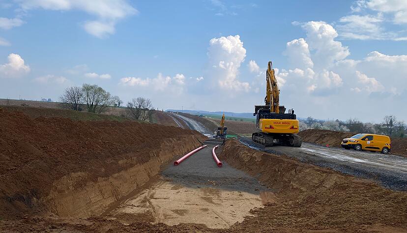 Transnet BW verlegt in Stein am Kocher Leerrohre für die späteren Südlink-Stromkabel. Dafür werden tiefe Gräben ausgehoben.