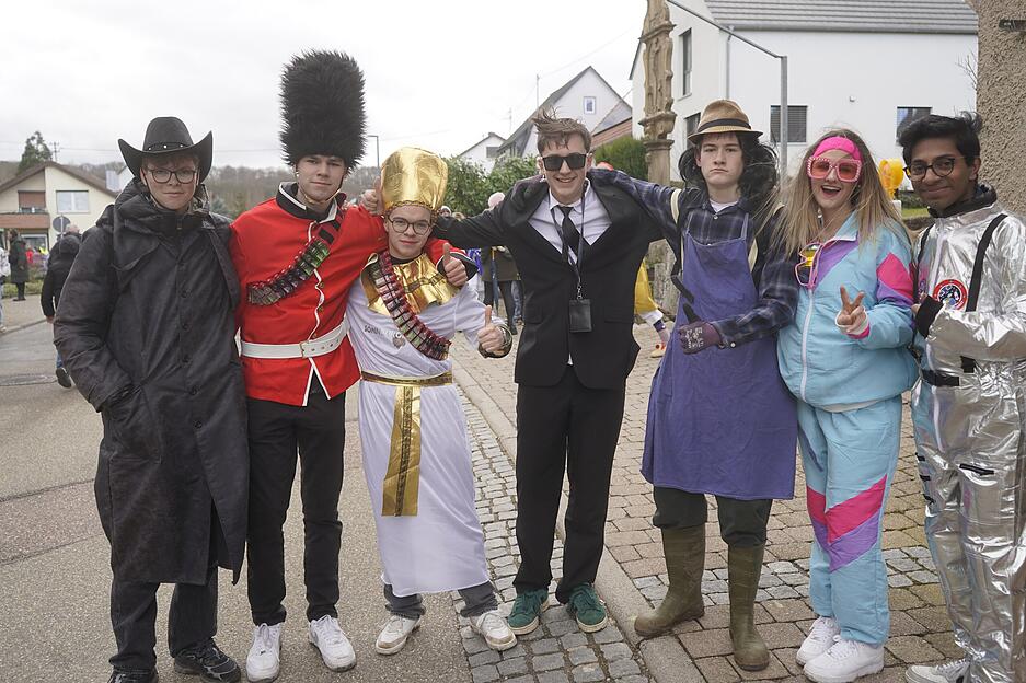 Besucher begeistern mit ausgefallenen Kostümen und feiern die närrische Zeit. Besucher begeistern mit ausgefallenen Kostümen und feiern die närrische Zeit.