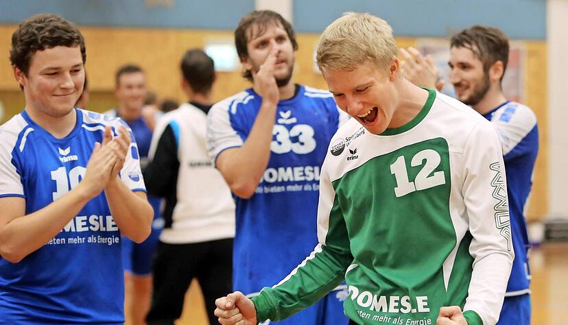 Selig nach seinem Oberliga-Deb&uuml;t: Torh&uuml;ter Michael Frisch (rechts) durfte die letzten zehn Minuten spielen und hielt den Weinsberger Sieg fest.Foto: Andreas Veigel