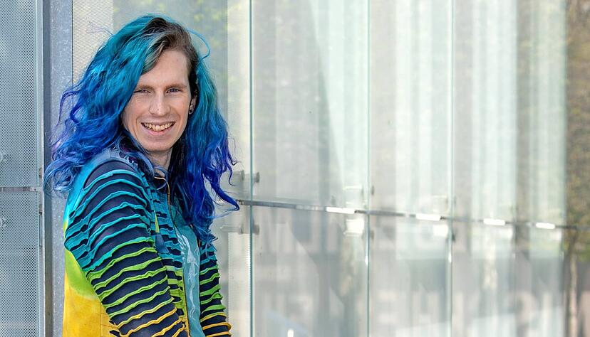 Ronja Böhringer trägt gerne bunte Kleidung und Haare. "Ich drücke damit aus, dass ich bunt und freundlich bin."
Foto: Christiana Kunz Ronja Böhringer trägt gerne bunte Kleidung und Haare. "Ich drücke damit aus, dass ich bunt und freundlich bin."
Foto: Christiana Kunz