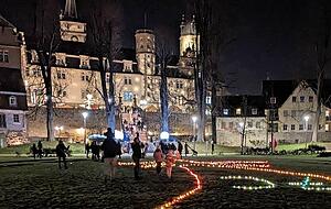 Sollte es weiter stark regnen, werden die geplanten Leuchtmotive auf nächste Woche geschoben.
Fotos: Ralf Seidel/privat Sollte es weiter stark regnen, werden die geplanten Leuchtmotive auf nächste Woche geschoben.
Fotos: Ralf Seidel/privat