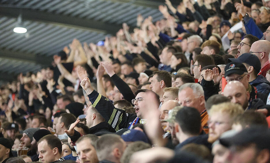 Die Ränge sind voller Zuschauer.
