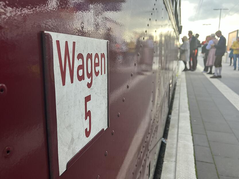 Etwa 260 Wasenfans aus dem Raum Heilbronn sind am Dienstag mit dem historischen Schienenbus zum Volksfest nach Stuttgart gereist.