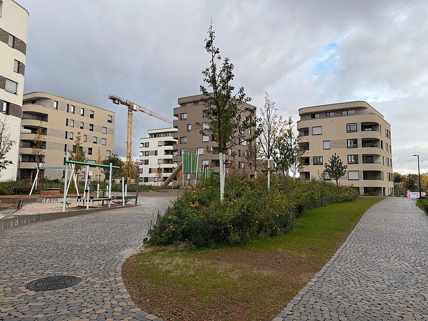 Blick auf das neue Stadtquartier Hochgelegen in Heilbronn mit modernen Neubauten und aktiven Baustellen. Blick auf das neue Stadtquartier Hochgelegen in Heilbronn mit modernen Neubauten und aktiven Baustellen.