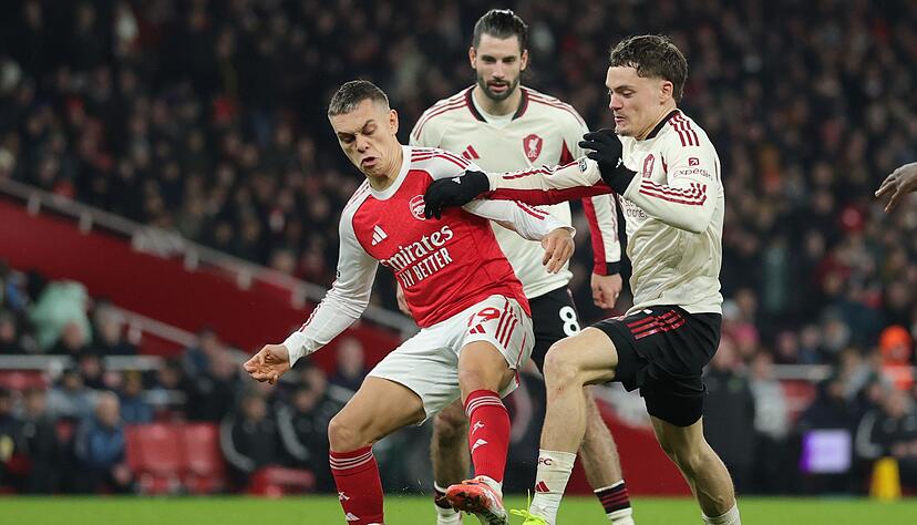 Lieferten sich ein umk&auml;mpftes Duell: der FC Arsenal um Leandro Trossard (l) und der FC Liverpool um Florian Wirtz (r).