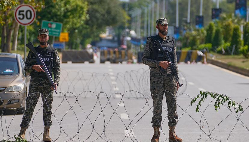 In der pakistanischen Hauptstadt Islamabad sind mehr als 10.000 Sicherheitskräfte im Einsatz, um die Friedensgespräche zu sichern. In der pakistanischen Hauptstadt Islamabad sind mehr als 10.000 Sicherheitskräfte im Einsatz, um die Friedensgespräche zu sichern.