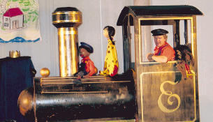 Nach der Rückkehr aus dem Drachenland gehören neben Lukas und Jim Knopf auch noch die Prinzessin und der Drache zu den Fahrgästen.
Foto: Karin Freudenberger Nach der Rückkehr aus dem Drachenland gehören neben Lukas und Jim Knopf auch noch die Prinzessin und der Drache zu den Fahrgästen.
Foto: Karin Freudenberger