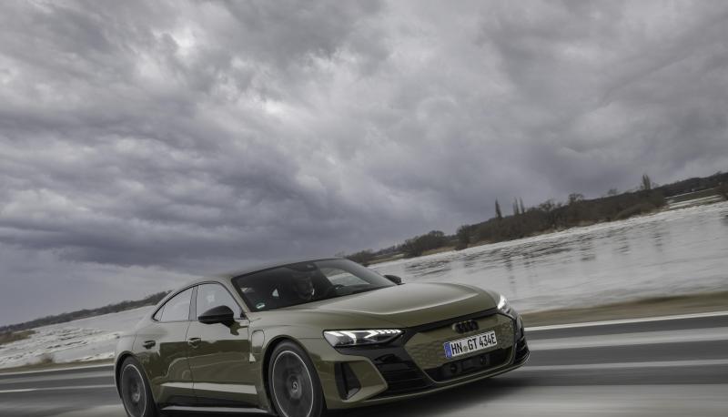 Optisch wirkt der E-Tron GT nicht ganz so futuristisch wie der Porsche Taycan, aber die Plattform und die 800 Volt-Architektur haben beide Sportwagen gemeinsam. Optisch wirkt der E-Tron GT nicht ganz so futuristisch wie der Porsche Taycan, aber die Plattform und die 800 Volt-Architektur haben beide Sportwagen gemeinsam.