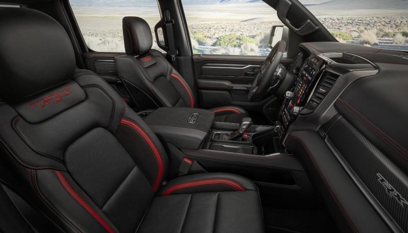Während es draußen schon mal rau zugeht, haben es die Insassen im Ram 1500 TRX fast so gemütlich wie in einem Wohnzimmer.