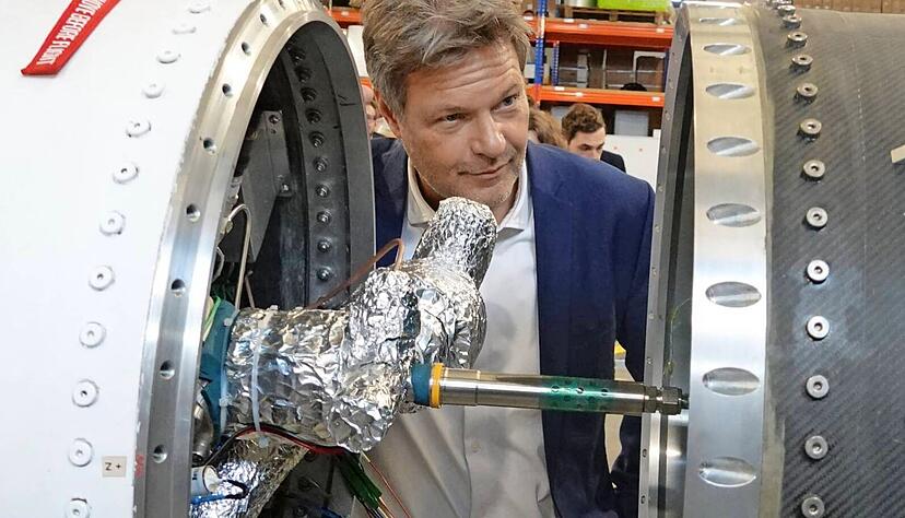 Wirtschaftsminister Robert Habeck inspiziert Düsen, Leitwerke und Pumpen, die in der Produktionshalle von HyImpulse zu finden sind.
Fotos: Christian Gleichauf Wirtschaftsminister Robert Habeck inspiziert Düsen, Leitwerke und Pumpen, die in der Produktionshalle von HyImpulse zu finden sind.
Fotos: Christian Gleichauf