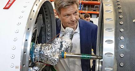 Wirtschaftsminister Robert Habeck inspiziert Düsen, Leitwerke und Pumpen, die in der Produktionshalle von HyImpulse zu finden sind.
Fotos: Christian Gleichauf