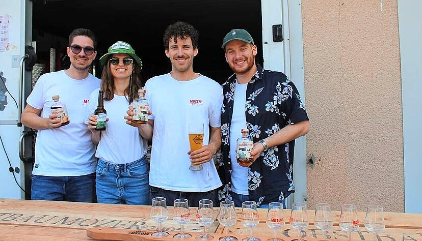 Gut gelaunte Helfer an der Bar trotz Hitze: Hannes Jaeschke, Isabell Rath, Constantin Mozer und Noah Mozer (von links). Gut gelaunte Helfer an der Bar trotz Hitze: Hannes Jaeschke, Isabell Rath, Constantin Mozer und Noah Mozer (von links).