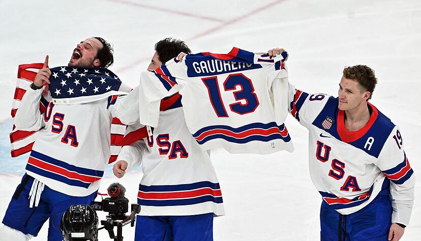 Emotionale Geste nach dem Sieg im Eishockey-Finale.