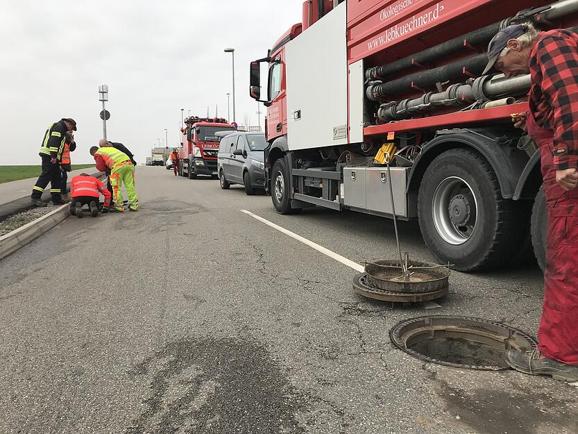 Mitarbeiter eines Kanalreinigungsunternehmens und des Landratsamts Heilbronn sind mit der Beseitigung der Folgen der Verunreinigung beschäftigt.
Foto: Alexander Klug
