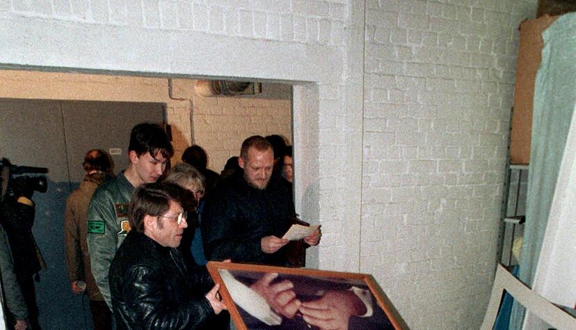 Die Bilder der einst M&auml;chtigen, darunter der damals schon verstorbene Sowjetf&uuml;hrer Leonid Breschnew und der ehemalige DDR-Staatschef Erich Honecker, standen bei den Demonstranten am 15. Januar 1990 nicht mehr hoch im Kurs. (Archivbild)