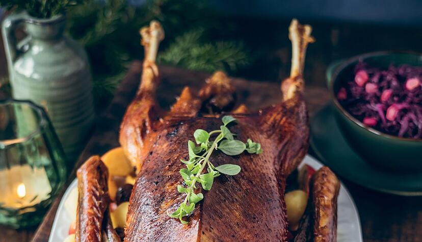 Keine Angst vor der Weihnachtsgans! Mit ein paar einfachen Schritten gelingt der Klassiker knusprig und aromatisch. Keine Angst vor der Weihnachtsgans! Mit ein paar einfachen Schritten gelingt der Klassiker knusprig und aromatisch.