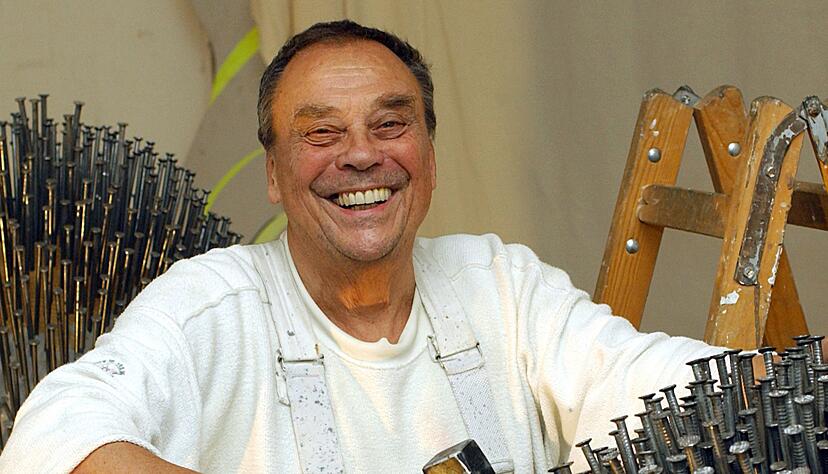 G&uuml;nther Uecker im Jahr 2008 mit einem Nagelobjekt.