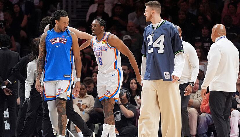 Hartenstein (rechts) verfolgte die Partie in Stra&szlig;enklamotten.