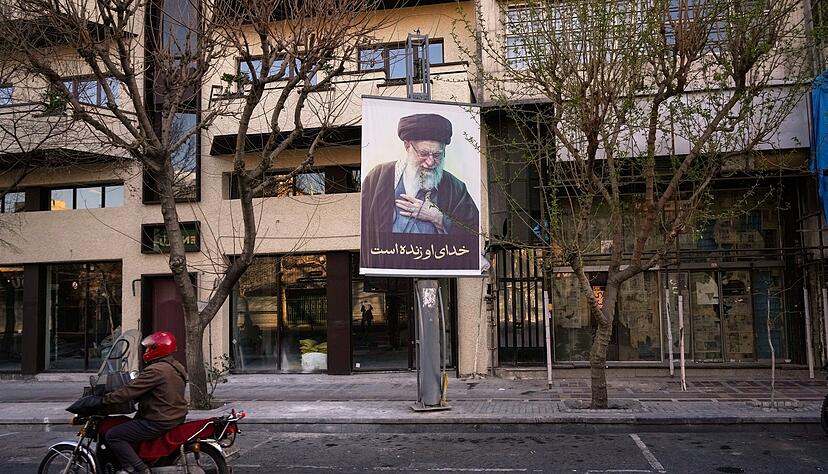 Ein Bild des verstorbenen iranischen Obersten F&uuml;hrers Ajatollah Ali Chamenei h&auml;ngt auf einer leeren Stra&szlig;e in Teheran.
