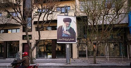 Ein Bild des verstorbenen iranischen Obersten F&uuml;hrers Ajatollah Ali Chamenei h&auml;ngt auf einer leeren Stra&szlig;e in Teheran.