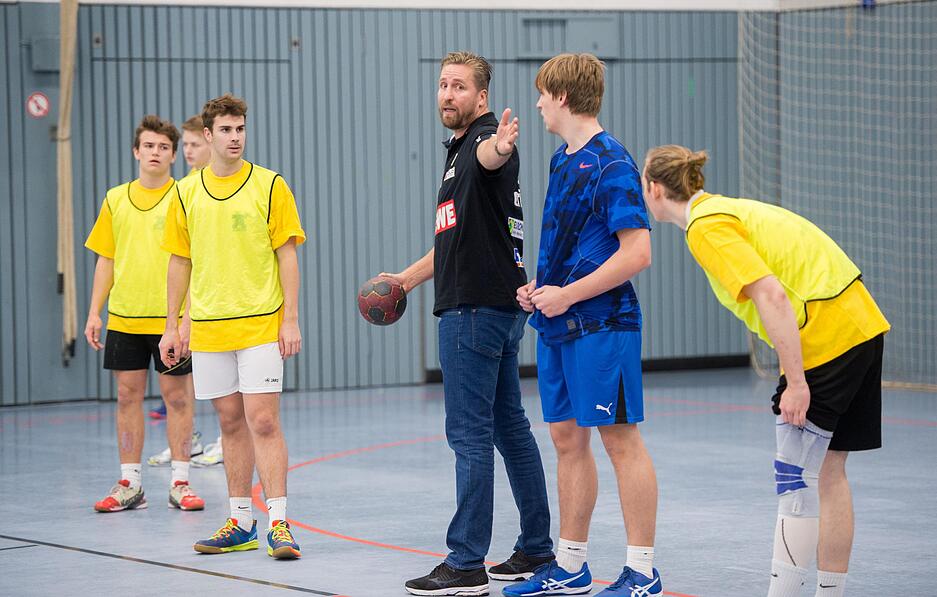 Aufmerksam wie nie lauschen die A-Junioren den Anweisungen von Oliver Roggisch.