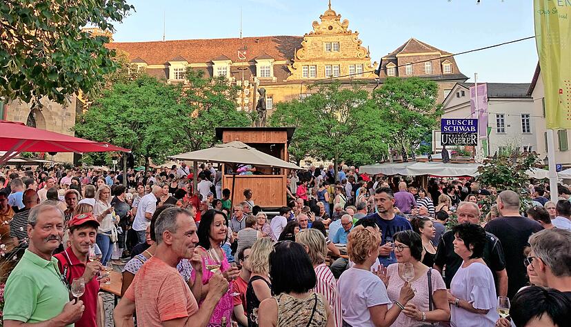 Noch ist die Frage, wo das schönste Weinfest gefeiert wird, nicht abschließend geklärt. In Öhringen, in Erlenbach, in Heilbronn oder doch wo anders? Die Antwort wird 2021 gewiss nicht gefunden werden.
Foto: Archiv/Koch Noch ist die Frage, wo das schönste Weinfest gefeiert wird, nicht abschließend geklärt. In Öhringen, in Erlenbach, in Heilbronn oder doch wo anders? Die Antwort wird 2021 gewiss nicht gefunden werden.
Foto: Archiv/Koch
