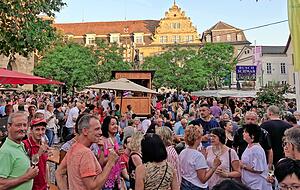 Noch ist die Frage, wo das schönste Weinfest gefeiert wird, nicht abschließend geklärt. In Öhringen, in Erlenbach, in Heilbronn oder doch wo anders? Die Antwort wird 2021 gewiss nicht gefunden werden.
Foto: Archiv/Koch Noch ist die Frage, wo das schönste Weinfest gefeiert wird, nicht abschließend geklärt. In Öhringen, in Erlenbach, in Heilbronn oder doch wo anders? Die Antwort wird 2021 gewiss nicht gefunden werden.
Foto: Archiv/Koch