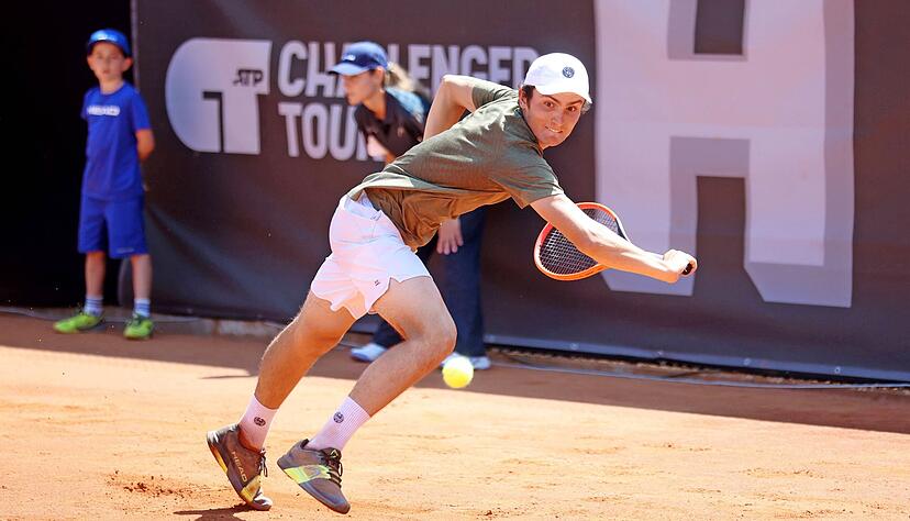 Revanche geglückt: Liam Gavrielides, der beim TC Oberstenfeld wichtige Entwicklungsschritte gemacht hat, gewinnt 6:3, 6:4 gegen Benjamin Hassan.
Foto: Ralf Seidel