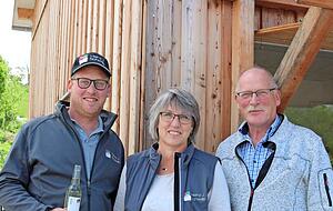 Heinz (re.) Karin, Lucas Schwab bewirten an Pfingsten die Hohenloher Scheune. Heinz (re.) Karin, Lucas Schwab bewirten an Pfingsten die Hohenloher Scheune.