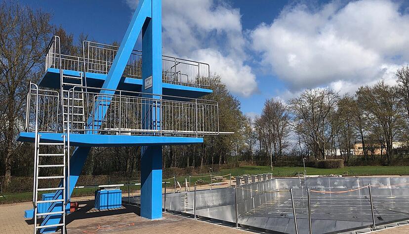 Der Sanierunsgbedarf im Bönnigheimer Freibad liegt im Millionenbereich. Eine PV-Anlage, mit der die neue Luft-Wärme-Pumpe betrieben werden soll, wurde nun durch Spenden finanziert.