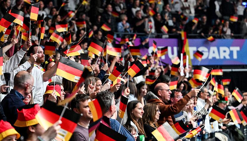 Volles Haus in Stuttgart: Die Fans in der Porsche-Arena machten die drei Vorrundenspiele der deutschen Nationalmannschaft jeweils zu Handball-Festen. Volles Haus in Stuttgart: Die Fans in der Porsche-Arena machten die drei Vorrundenspiele der deutschen Nationalmannschaft jeweils zu Handball-Festen.