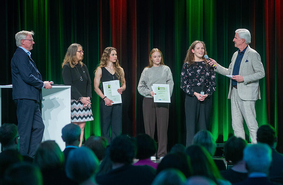Weltklasseschwimmerin Celine Rieder von der Sport-Union Neckarsulm ist Unterl&auml;nder Sportlerin des Jahres (rechts am Mikrofon).