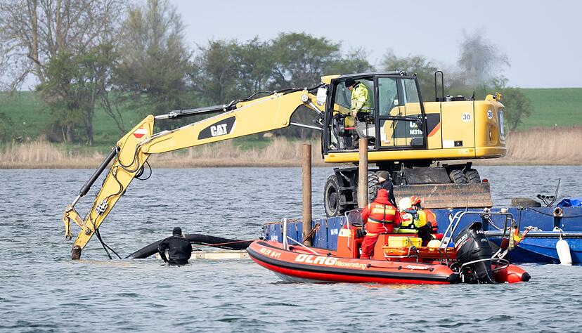 Helfer einer privaten Initiative wollen eine Rinne vom Liegeplatz des gestrandeten Wals zum tiefen Fahrwasser graben.