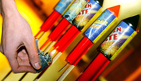 Ein junger Mann demonstriert in Magdeburg das Zünden von Silvesterraketen, die in Flaschen stecken (Foto vom 28.12.2002). Am Donnerstag (29.12.) beginnt auch in Hessen der Verkauf von Feuerwerkskörpern für Silvester. Dabei seien wieder verstärkte Kontrollen in den Geschäften geplant, teilte das Sozial- und Gesundheitsministerium am Dienstag (27.12.2005) in Wiesbaden mit. Für die Verkaufsräume gelten Auflagen etwa zum Brandschutz; außerdem dürfen größere Böller und Raketen nicht an Minderjährige verkauft werden. Foto: Andreas Lander dpa/lhe (zu lhe-Blickpunkt vom 2712.2005) +++(c) dpa - Bildfunk+++ Ein junger Mann demonstriert in Magdeburg das Zünden von Silvesterraketen, die in Flaschen stecken (Foto vom 28.12.2002). Am Donnerstag (29.12.) beginnt auch in Hessen der Verkauf von Feuerwerkskörpern für Silvester. Dabei seien wieder verstärkte Kontrollen in den Geschäften geplant, teilte das Sozial- und Gesundheitsministerium am Dienstag (27.12.2005) in Wiesbaden mit. Für die Verkaufsräume gelten Auflagen etwa zum Brandschutz; außerdem dürfen größere Böller und Raketen nicht an Minderjährige verkauft werden. Foto: Andreas Lander dpa/lhe (zu lhe-Blickpunkt vom 2712.2005) +++(c) dpa - Bildfunk+++