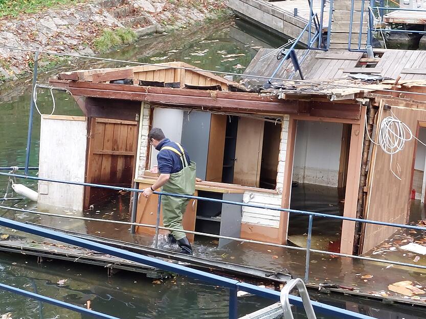 Das Vereinsheim des Bootsvereins wird aus dem Neckar geborgen.