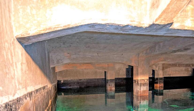 Glaskar ist das Wasser. Es kommt mit drei bis sechs bar in den Haushalten an.