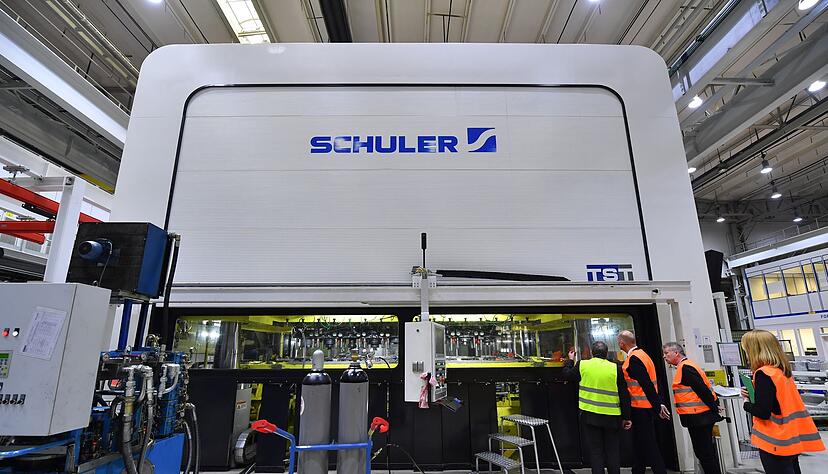 Der Schuler Pressenbauer Schuler leidet unter der Autokrise. Jetzt verkündet er harte Einschnitte in Weingarten und Gemmingen.